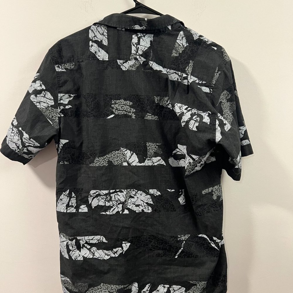 Pattern Short Sleeve Button-up - Picture 4 of 4